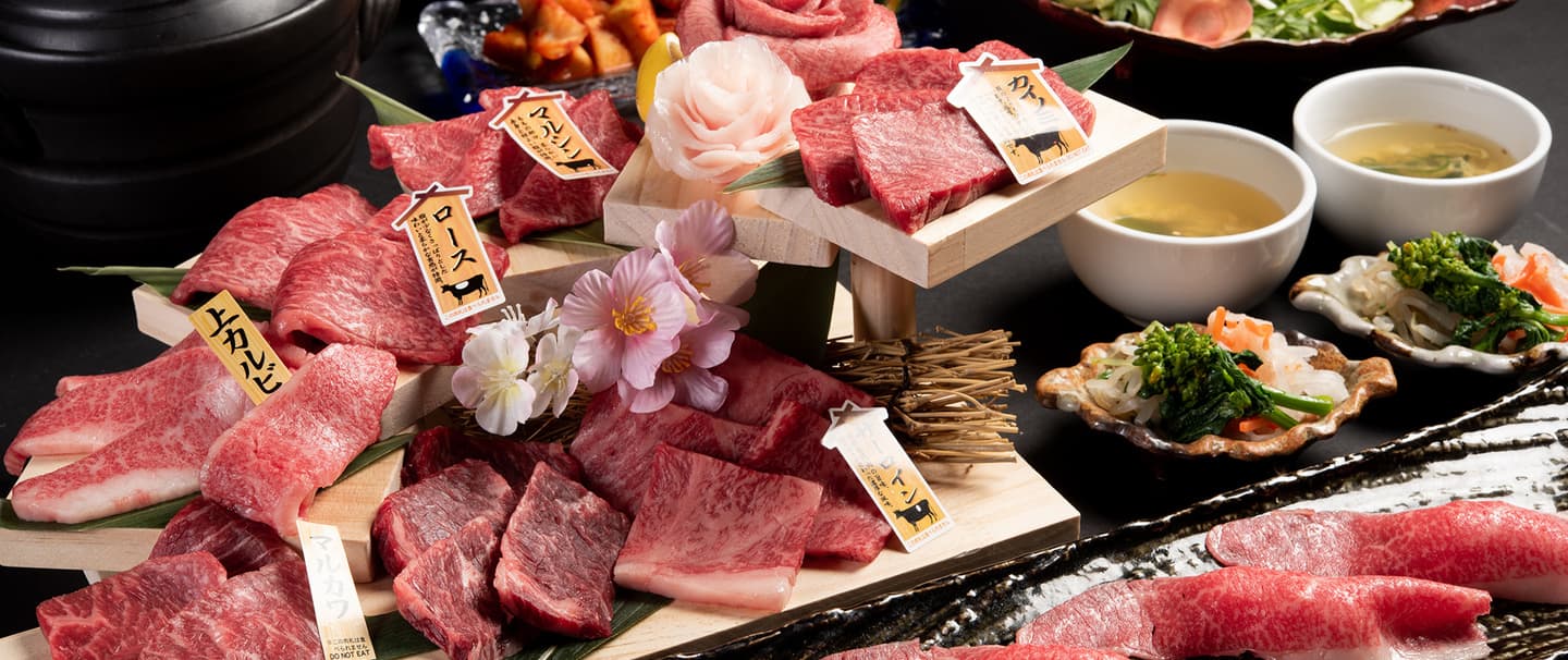 ３灯使用した牛肉の集合カット（店舗撮影）