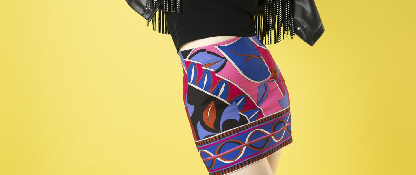 黄色背景紙で撮影した衣服モデルのスタイルカット（studio akegure）