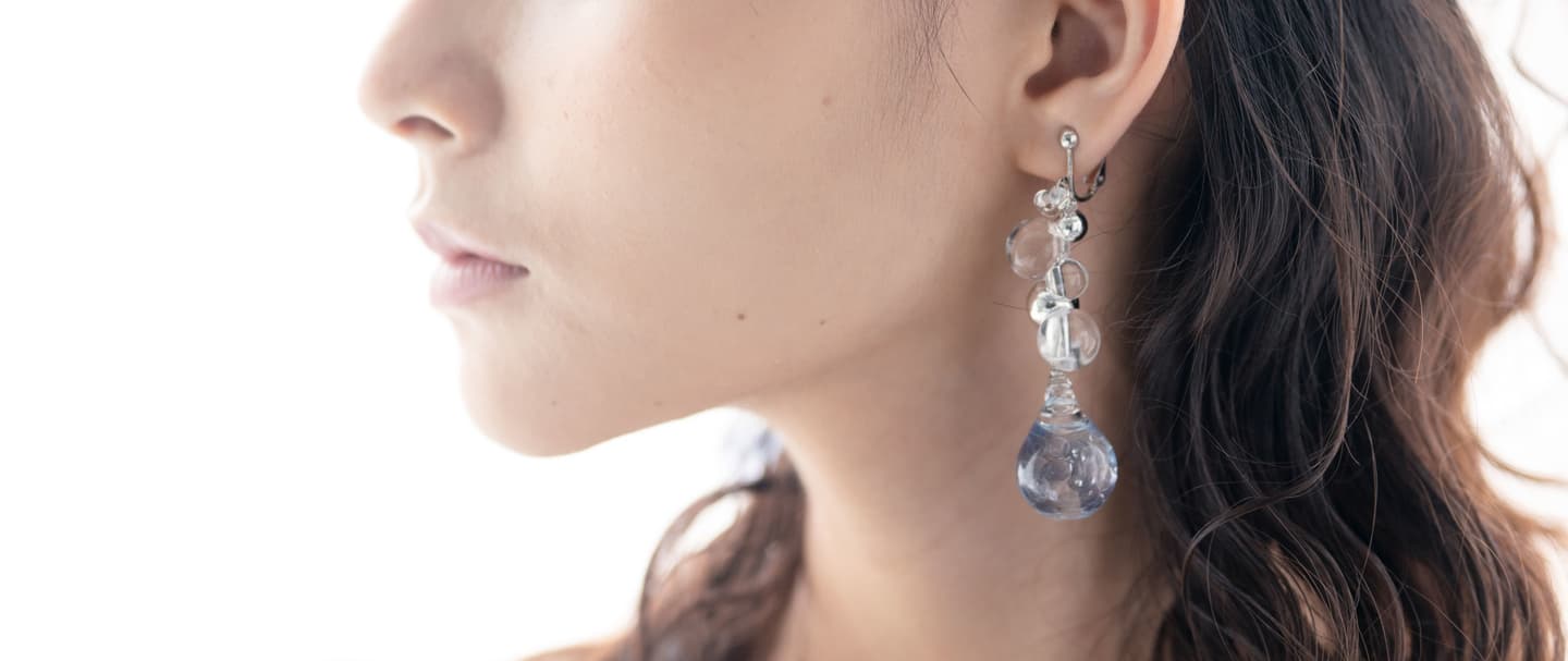 室内で撮影したアクセサリーブランドのスタイルカット（大阪）