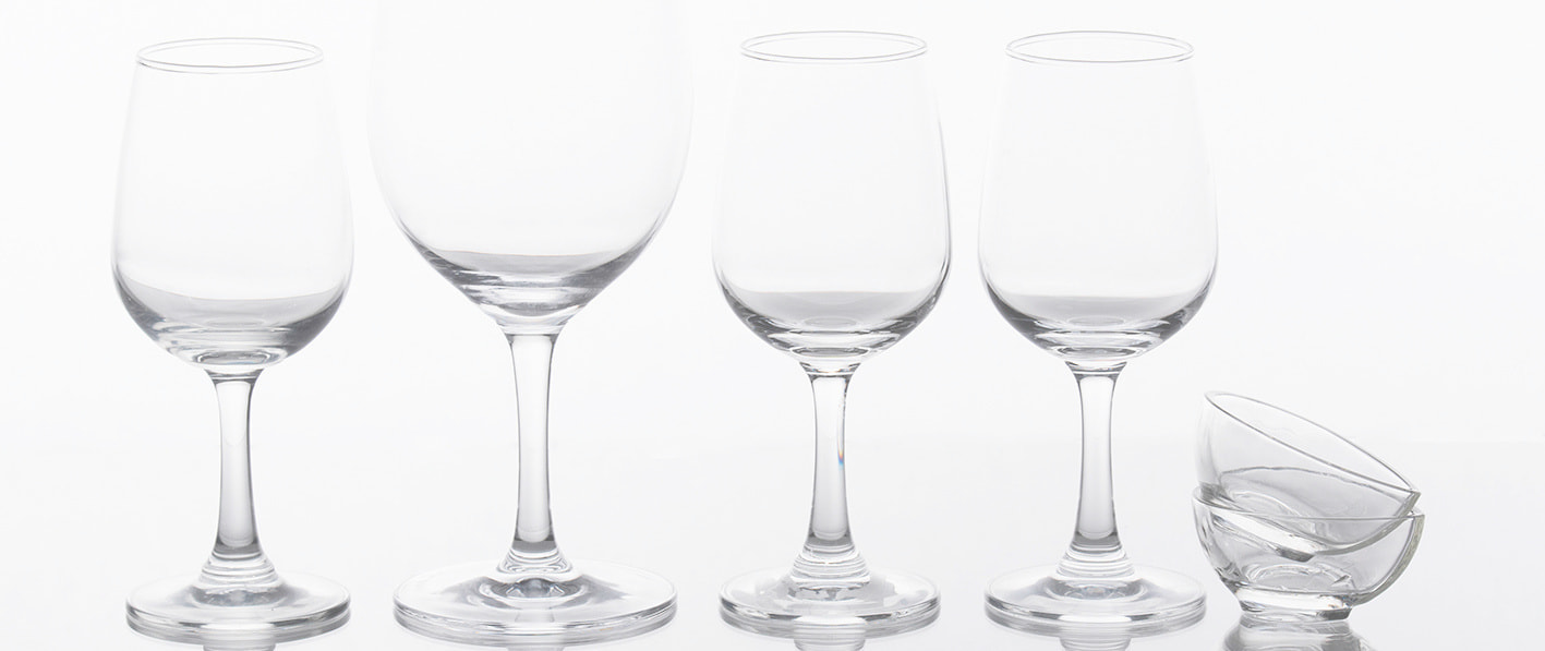 白背景で配置されたワイングラスの撮影写真（中之島）