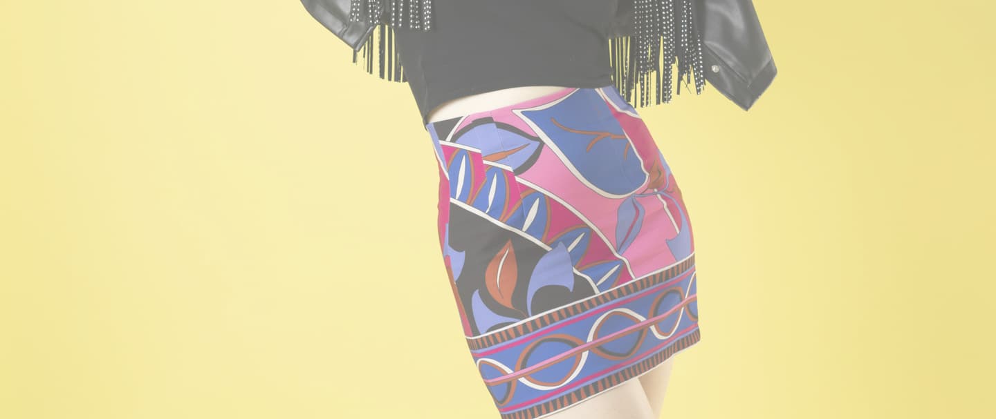 黄色背景紙で撮影した衣服モデルのスタイルカット（studio akegure）