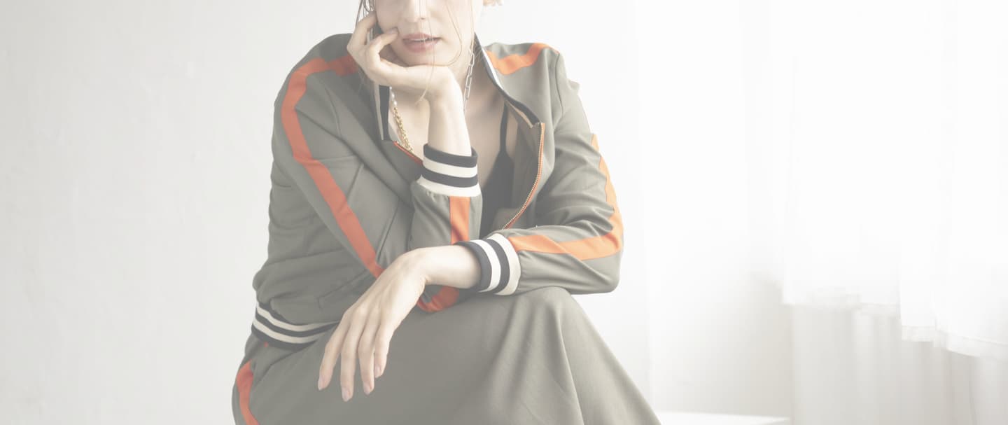 室内で撮影したアクセサリーブランドのスタイルカット（大阪）