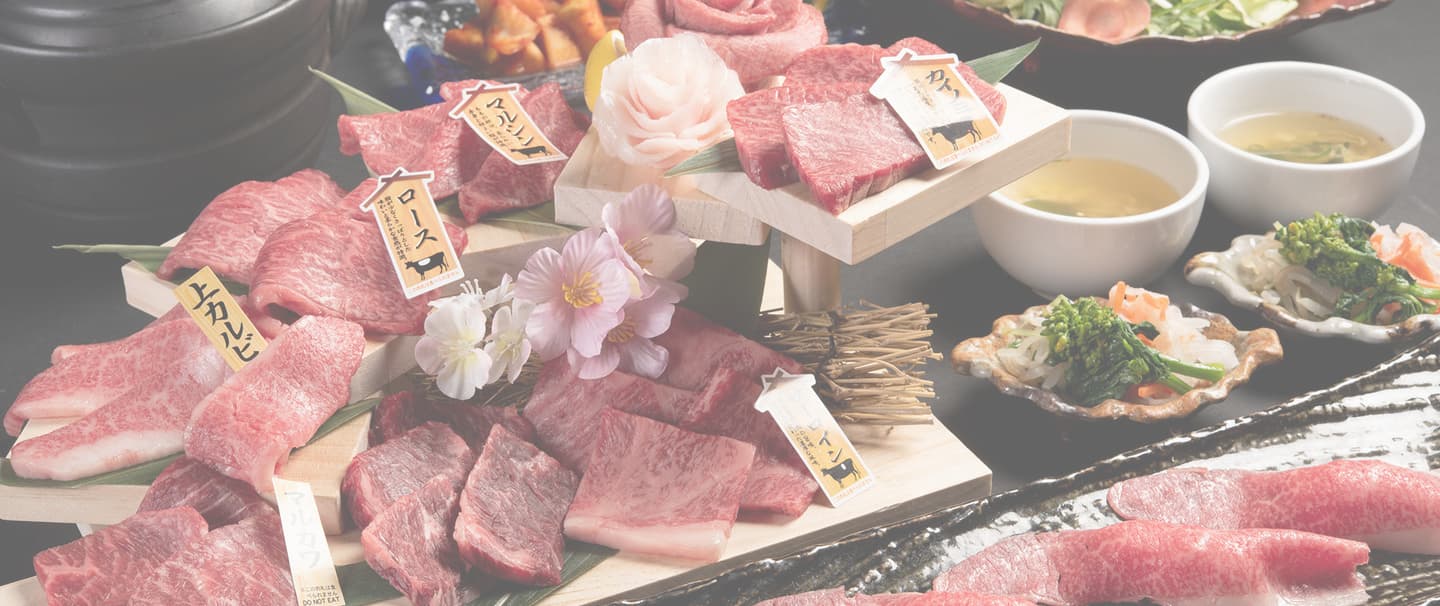 ３灯使用した牛肉の集合カット（店舗撮影）