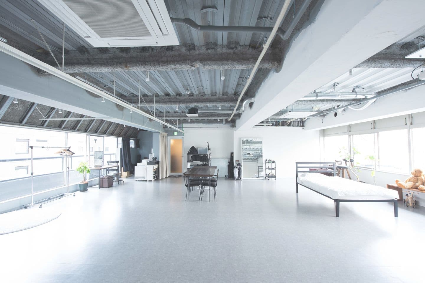 自然光が差し込む studio akegure（大阪市西区・中之島）の撮影スタジオ全景