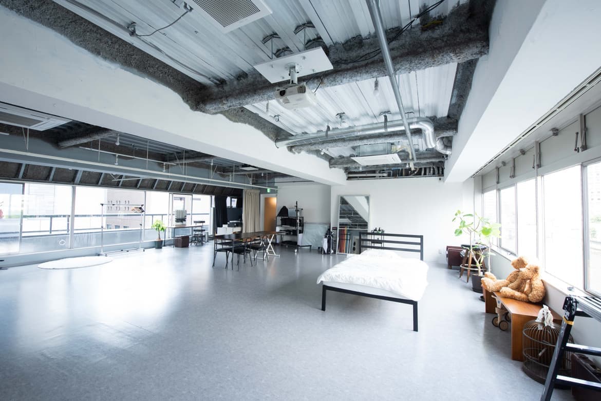 自然光が差し込む studio akegure（大阪市西区・中之島）の撮影スタジオ全景