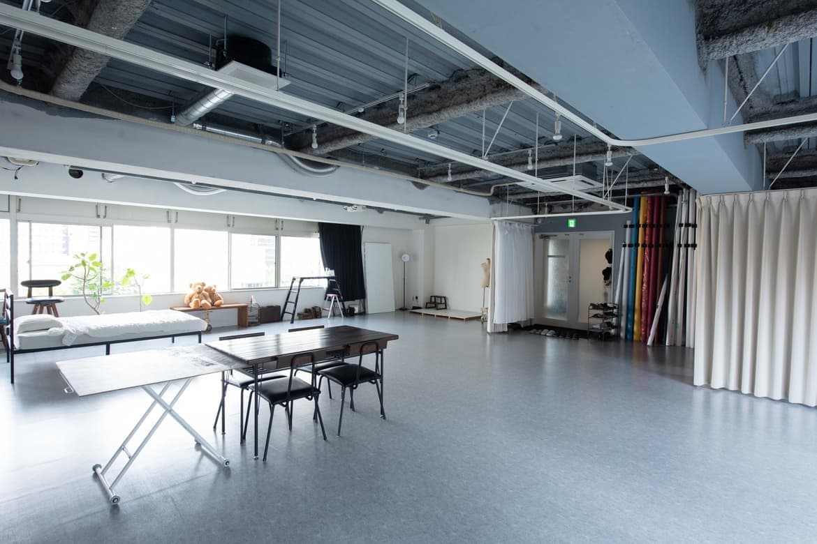 大阪市西区の自然光レンタル撮影スタジオ studio akegure｜室内全景（120㎡）