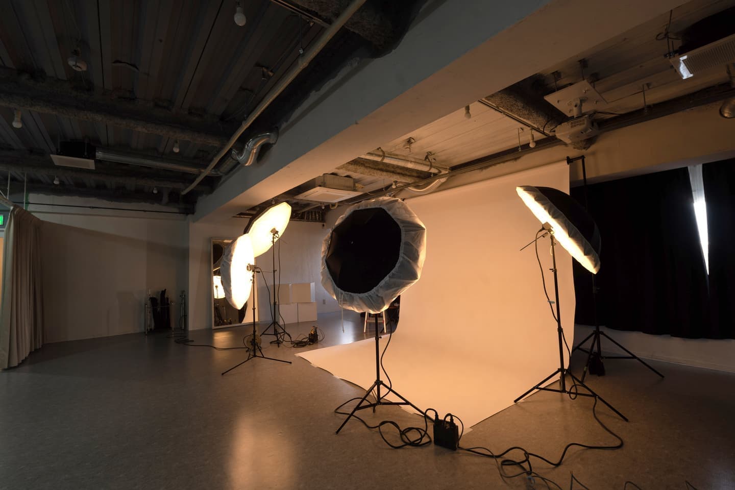 多灯ライティングと背景紙を使ったセッティング例